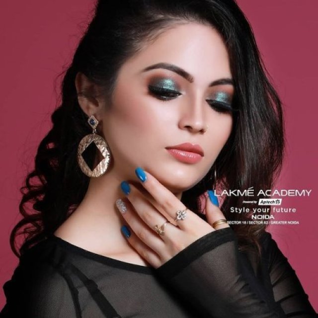 Best Makeup Course Near me | Lakme Academy Noida