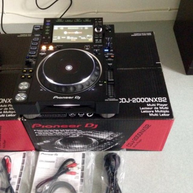 Pioneer CDJ-2000NXS2 Multi Player ,Pioneer DDJ SX3 DJ