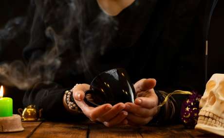 How Can a Vashikaran Specialist Help You in Italy?